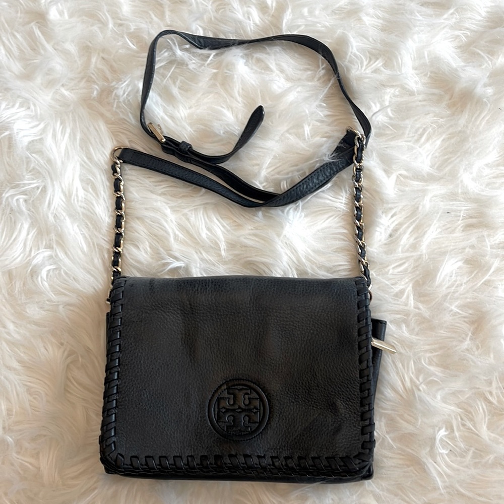 Black leather messenger Tory Burch bag